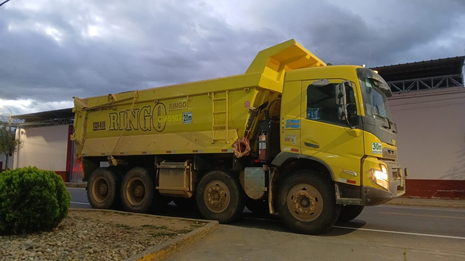 Volquete Ringo amarillo visto de perfil.
